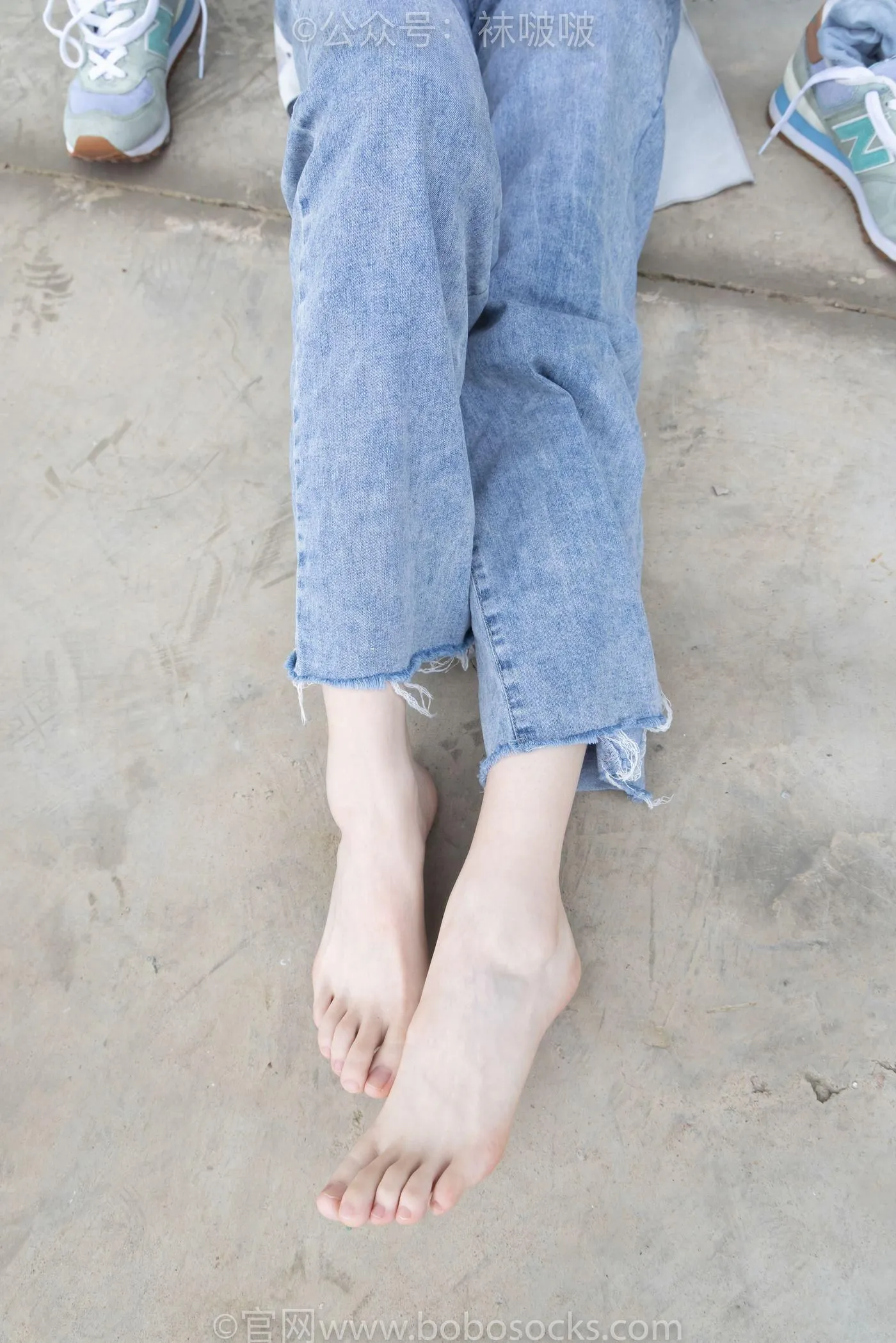 [BoBoSocks袜啵啵]NO.020 熊熊-NB运动鞋、蓝色短棉袜（踩脏）、裸足 [150P]插图1
